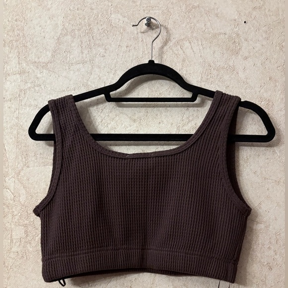 Better Together Brown Ribbed Crop Top(Pit to pit 15”
Length 12”) - Picture 2 of 3